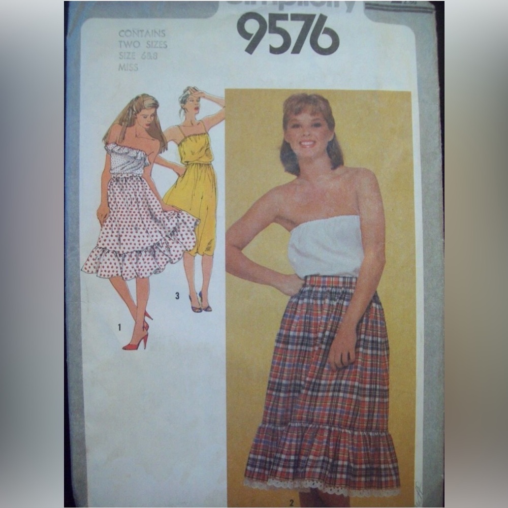 Vintage Simplicity Pattern 9576 Strapless Top Ruffle Skirt 
Sizes 6-8 
1980's
UC